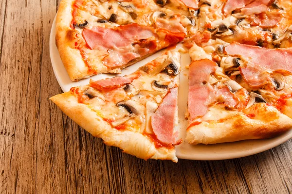 Pizza su fondo di legno — Foto Stock