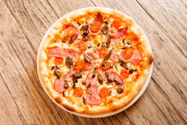 Pizza på trä bakgrund — Stockfoto