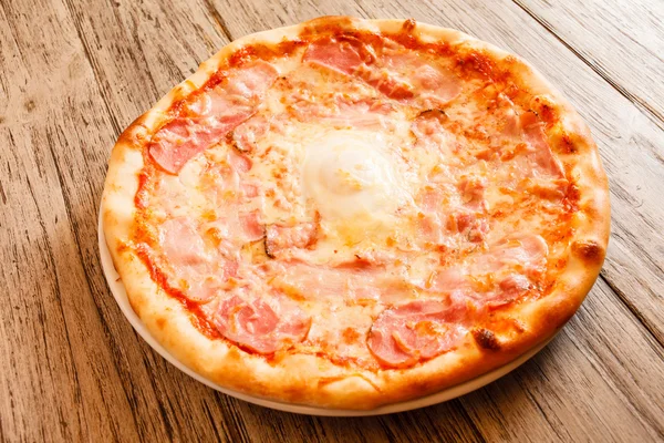 Pizza på trä bakgrund — Stockfoto