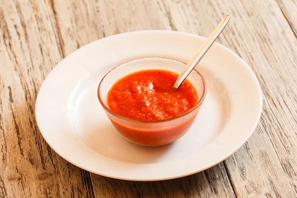 Томатный соус в миске — стоковое фото
