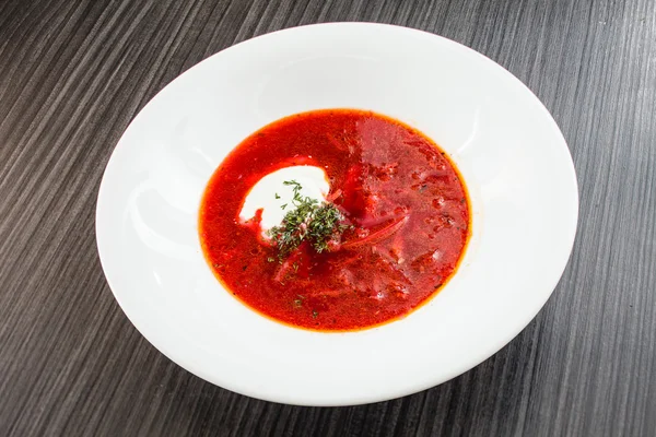 Sopa de beterraba em placa branca — Fotografia de Stock