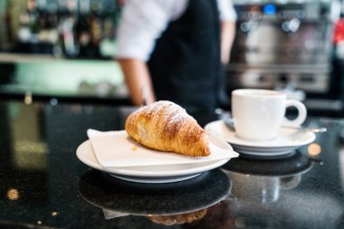 kruvasan kafede kahve