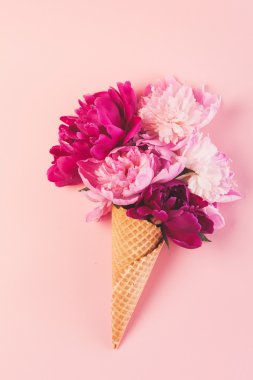 Şakayık çiçekleri gözleme koni