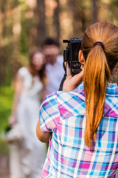 Fotógrafo de casamento em ação — Fotografia de Stock