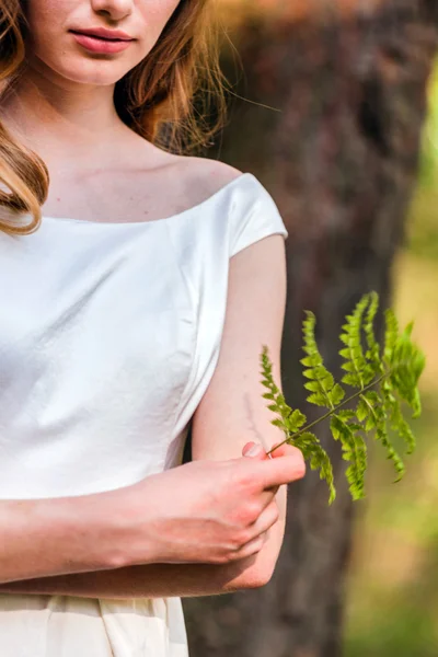 Mulher com folha de samambaia — Fotografia de Stock