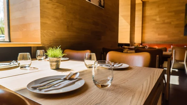 Restaurante interior de madeira — Fotografia de Stock