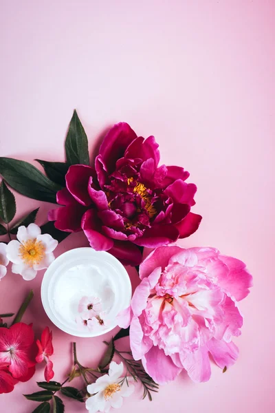 Kosmetisk kräm med rosa blommor — Stockfoto