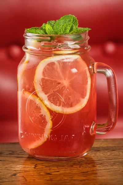 Verse limonade in pot — Stockfoto