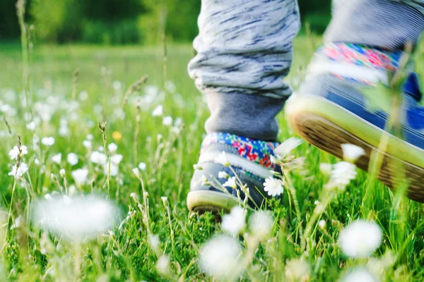 Pequeño niño corriendo en el campo —  Fotos de Stock