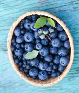 sepet içinde taze yaban mersini