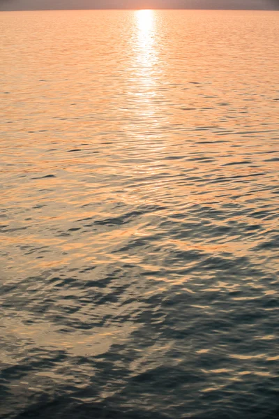 Chemin solaire à la surface de la mer — Photo