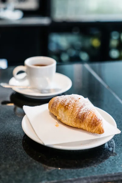 Café com croissant fresco — Fotografia de Stock