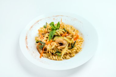 makarna tavuk plaka üzerinde