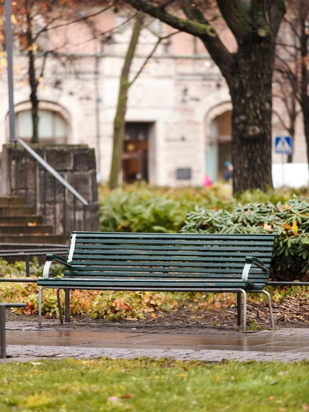 Bench in autumn park — Stock Photo, Image