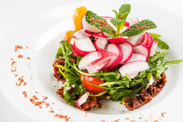 Verse salade op bord — Stockfoto