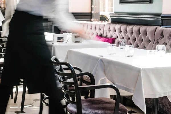 Ober werken in het restaurant — Stockfoto