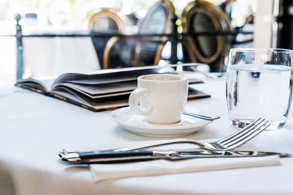 Tasse Kaffee auf dem Teller — Stockfoto