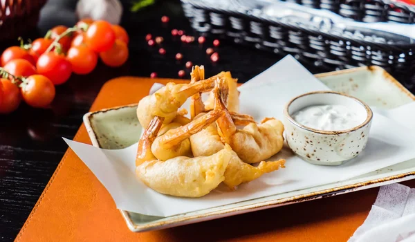 Camarones fritos en el plato — Foto de Stock