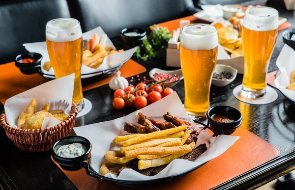 Bier voorgerecht in staaf — Stockfoto