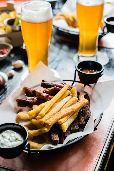 Antipasto di birra nel bar — Foto Stock