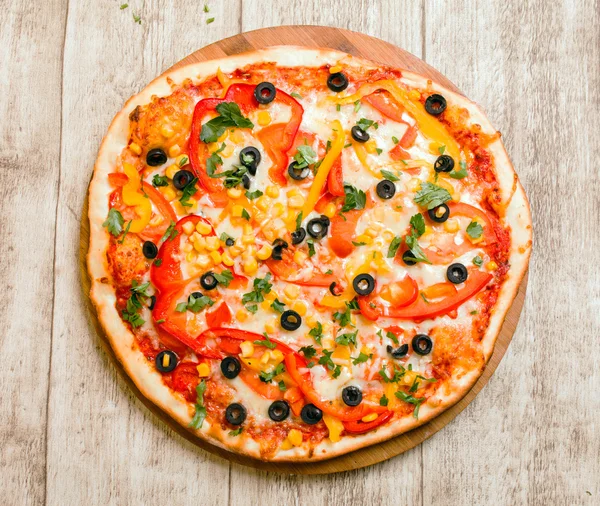 Leckere gebackene Pizza — Stockfoto