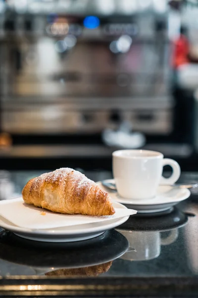 Café com croissant na placa — Fotografia de Stock