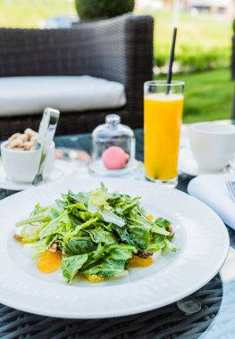 Terasta leziz kahvaltı