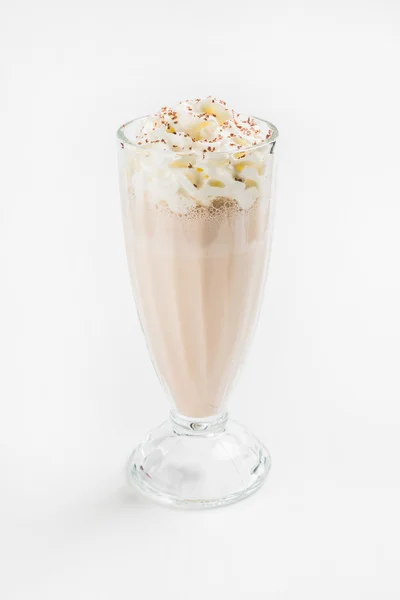 Milchcocktail auf Weiß — Stockfoto