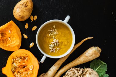 kremalı sebze çorbası plaka üzerinde