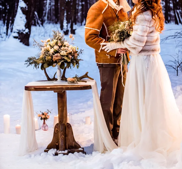 Casamento de inverno, celebração ao ar livre — Fotografia de Stock