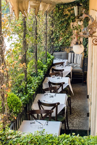 Cozy outdoor cafe — Stock Photo, Image