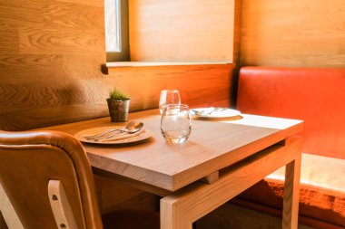 Restoranda servis masası