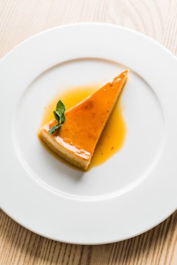 karamelli pasta plaka üzerinde