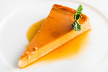 karamelli pasta plaka üzerinde