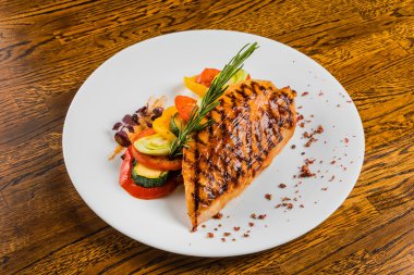 Beyaz tabakta Sebzeli tavuk biftek