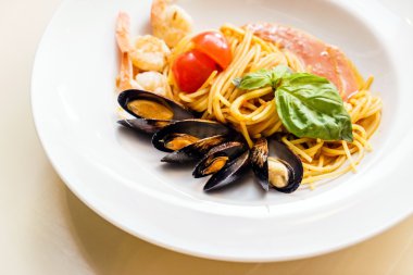 Deniz ürünleri makarna plaka üzerinde