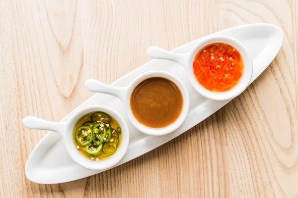 Ensemble de sauces sur assiette — Photo