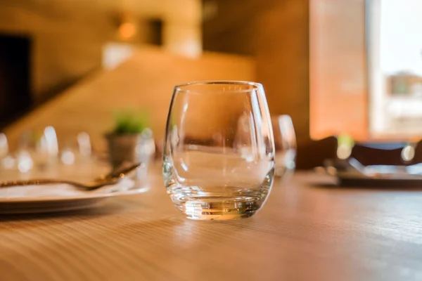 Servírovaný stůl v restauraci — Stock fotografie