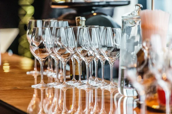 Prázdné lesklé sklenky na víno — Stock fotografie