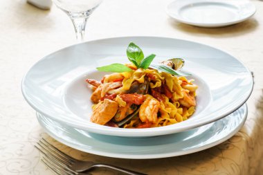 Deniz ürünleri makarna plaka üzerinde