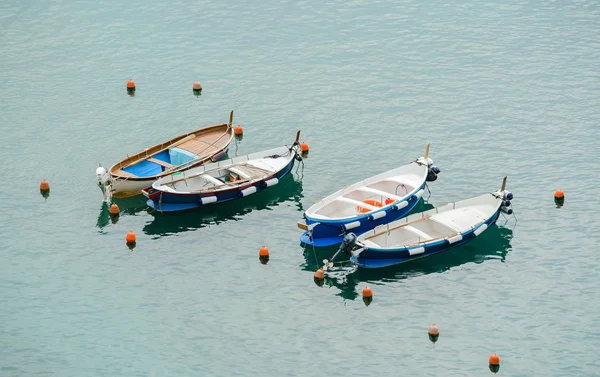 Grupa łodzi w morze — Zdjęcie stockowe
