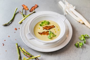 plaka üzerinde kuşkonmaz çorbası