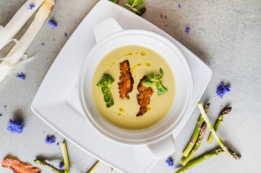 plaka üzerinde kuşkonmaz çorbası