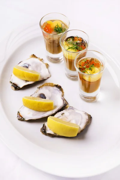 Oesters op wit bord — Stockfoto