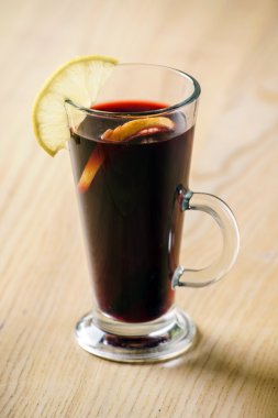 Bardakta sıcak şarap.