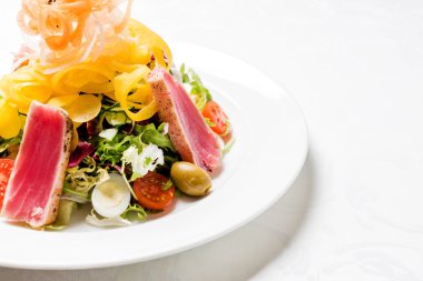 plaka üzerinde ton balığı salatası