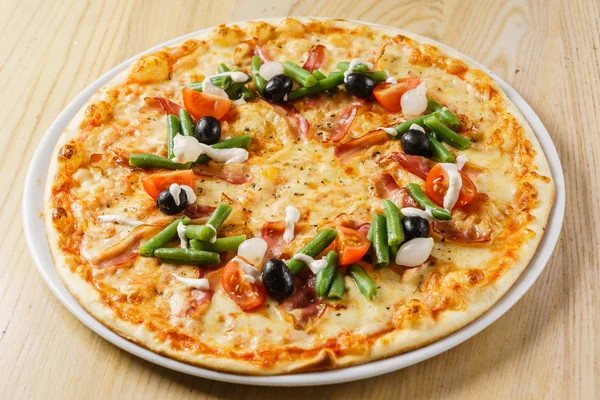 Свежая вкусная пицца — стоковое фото