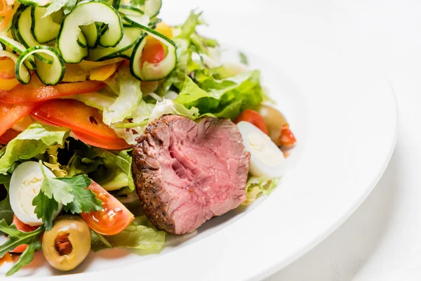 Salat mit Rindfleisch auf Teller — Stockfoto
