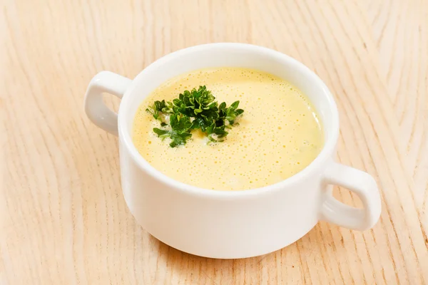 Soupe à la crème dans une assiette blanche — Photo