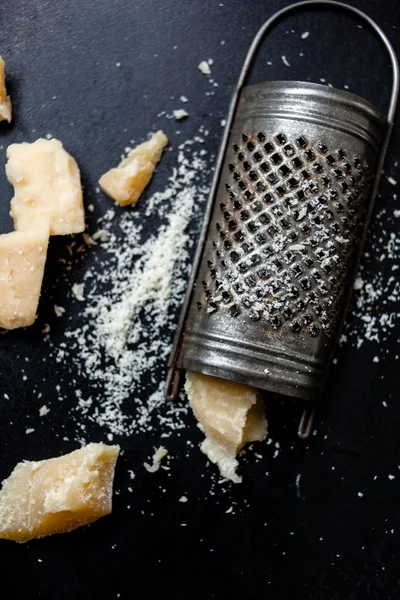 Queijo parmesão com ralador — Fotografia de Stock